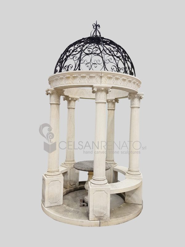 Gazebo with 5 columns decorated with leaves