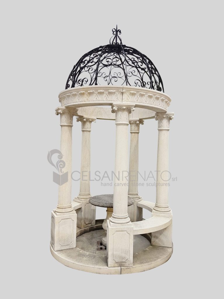 Gazebo a 5 colonne decorato con foglie